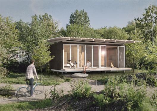 Modernes, eingeschossiges Holzhaus mit großer Fensterfront inmitten einer grünen, naturnahen Umgebung. Zwei Personen entspannen auf der Terrasse und im Innenraum, während im Vordergrund eine weitere Person mit einem Fahrrad vorbeigeht. Sonnenlicht fällt warm ins Gebäude und betont die offene, minimalistische Architektur.